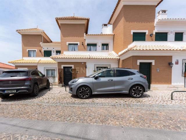 Moradia T3 com Sótão Aproveitado e Garagem para 2 Viaturas. 137m² São Domingos De Rana