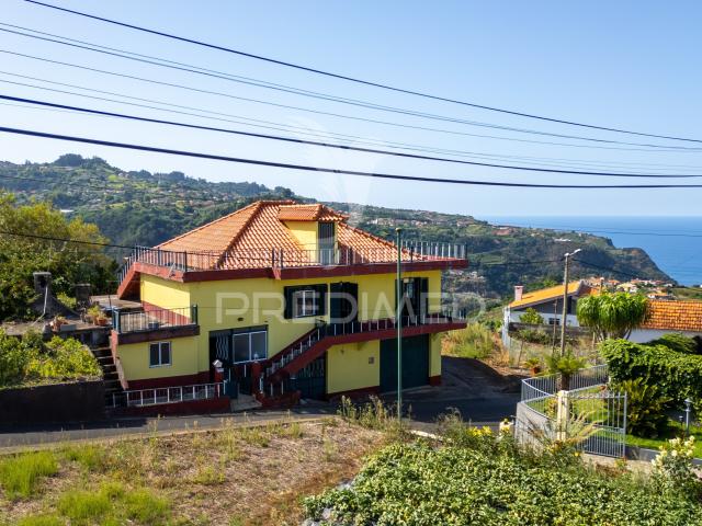 Moradia T2 com sótão, e terreno de 4.650 m² — Santana