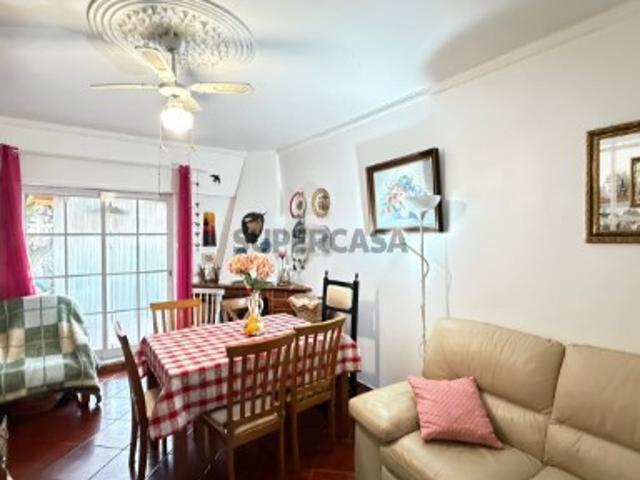 Moradia T3 com sótão no Bairro das Loureiras, Camarate