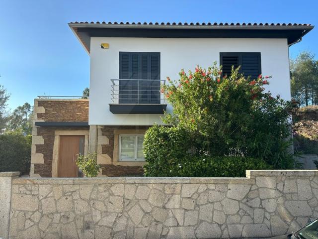 Moradia T4 com Suite, Jardim e Garagem Centro de Ponte de Lima