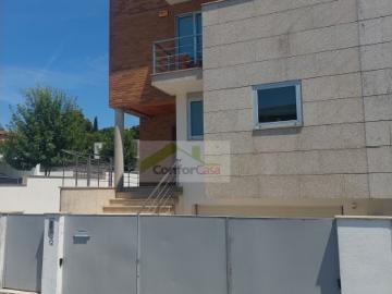 Moradia de gaveto T3+1 em Lomar Braga