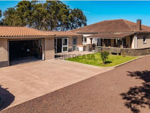 Moradia T3 Contemporânea com Grande Jardim em Rabo de Peixe, São Miguel, Açores
