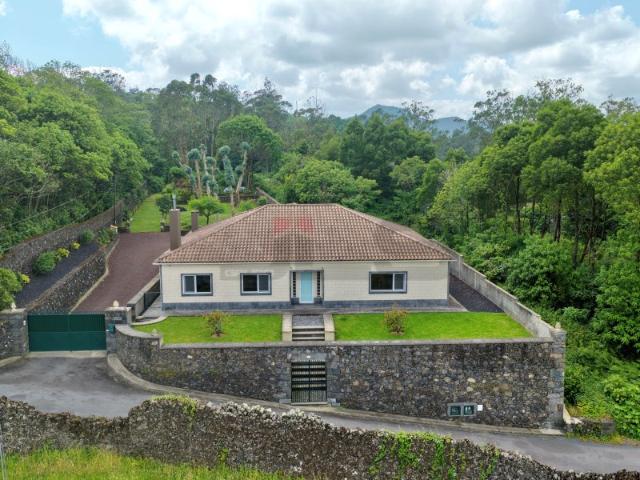 Moradia T3 Contemporânea com Grande Jardim em Rabo de Peixe, São Miguel, Açores