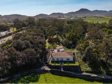 Moradia T3 Contemporânea com Grande Jardim em Rabo de Peixe, São Miguel, Açores