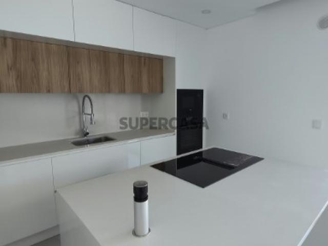 Moradia T3 contemporânea com jardim, piscina e estacionamento