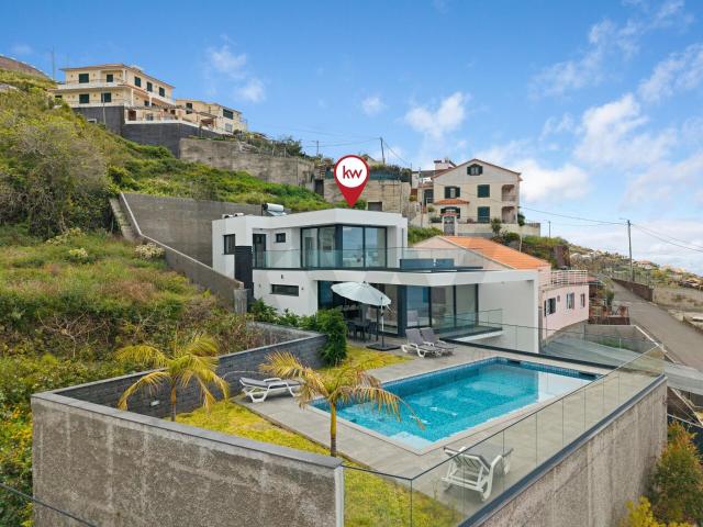 Moradia T3 Contemporânea com Piscina e uma Vista Mar Soberba na Ribeira Brava
