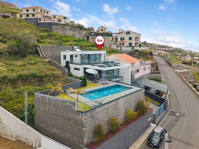 Moradia T3 Contemporânea com Piscina e uma Vista Mar Soberba. 203m² Ribeira Brava