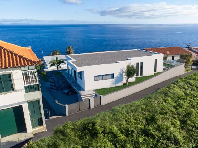 Moradia T3 Contemporânea com Piscina e Vista Infinita sobre. 302m² Camacha