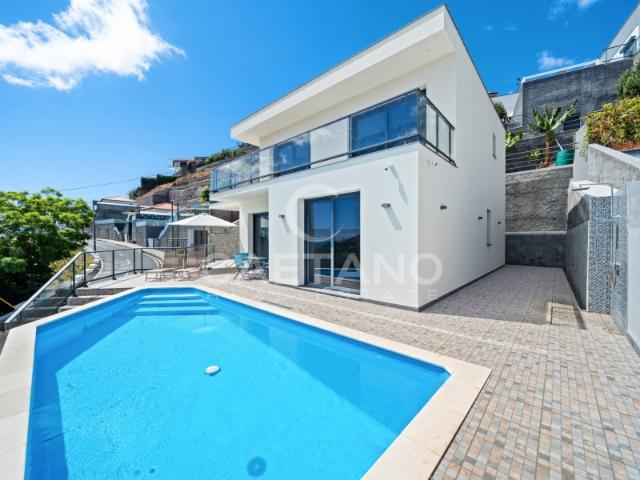 Moradia T3 Contemporânea com Piscina e Vista Mar na Ribeira Brava