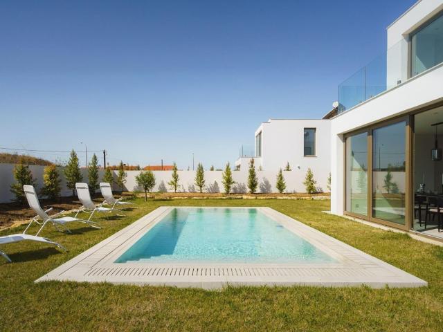Moradia T3 Contemporânea com Três Suítes, Piscina e Jardim |. 132m² São João das Lampas e de Terrugem