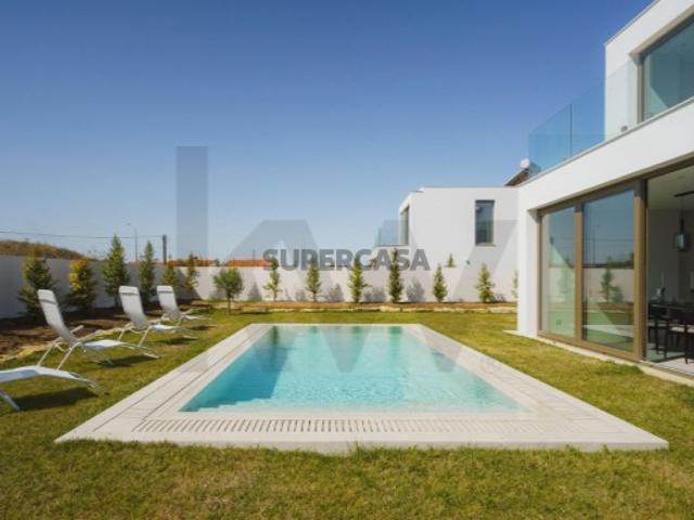 Moradia T3 Contemporânea com Três Suítes, Piscina e Jardim | São João das Lampas, Sintra