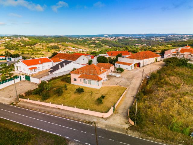 Moradia T3 convertido em T2, com anexo e armazém em Cabeça Alta, Carvalhal Benfeito – Caldas da Rainha