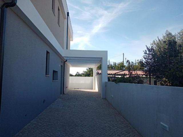 Moradia T3 Duplex c/ 2 Suítes Excelentes Áreas 128m² Fernão Ferro