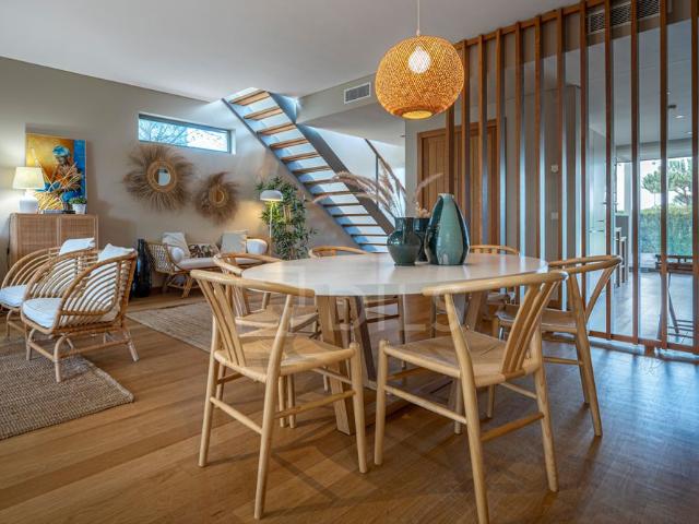 Moradia T3 duplex em Troia, renovada, com jardim privativo