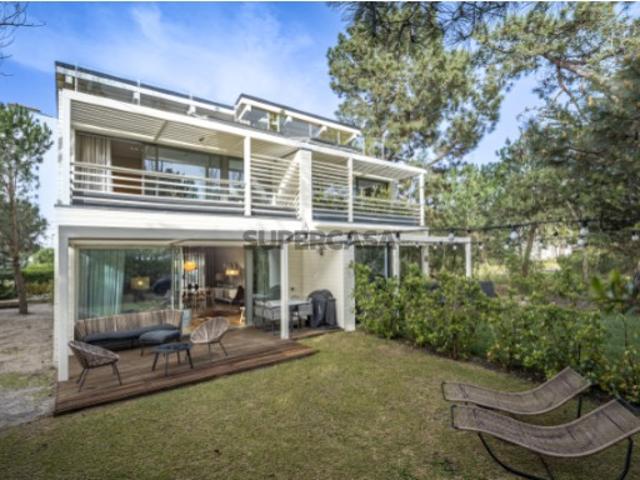 Moradia T3 duplex em Troia, renovada, com jardim privativo
