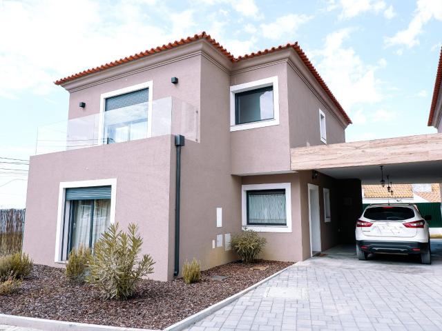 Moradia T3 duplex mobilada e equipada, quase nova com jardim em condomínio fechado no Meco com piscina
