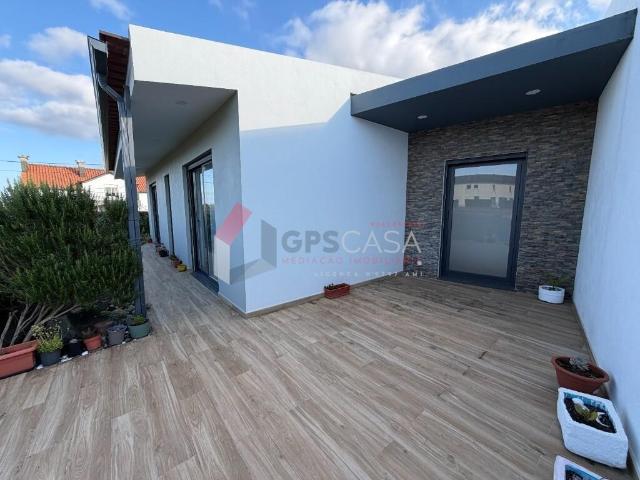 Moradia T3 de arquitetura moderna com excelentes áreas!