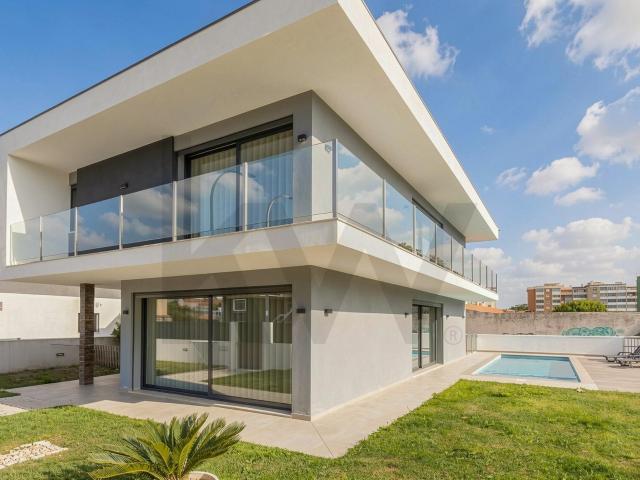 Moradia T3 Contemporânea com Piscina e Garagem de 121 m² – Casais de Mem Martins, Sintra