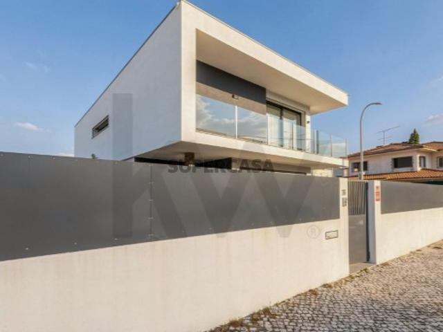 Moradia T3 de Arquitetura Moderna com Piscina