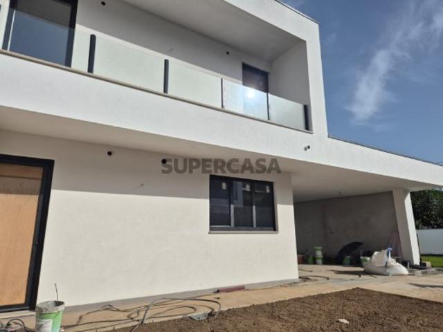 Moradia T3 de Arquitetura Moderna, com piscina Correlhã, Ponte de Lima