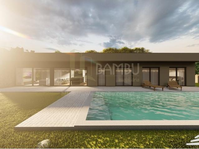 Moradia T3 de Arquitetura Moderna com Piscina Em Construção