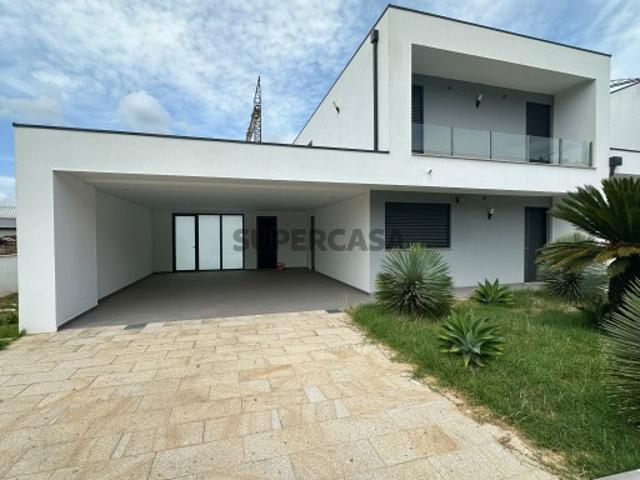 Moradia T3 de Arquitetura Moderna Correlhã, Ponte de Lima
