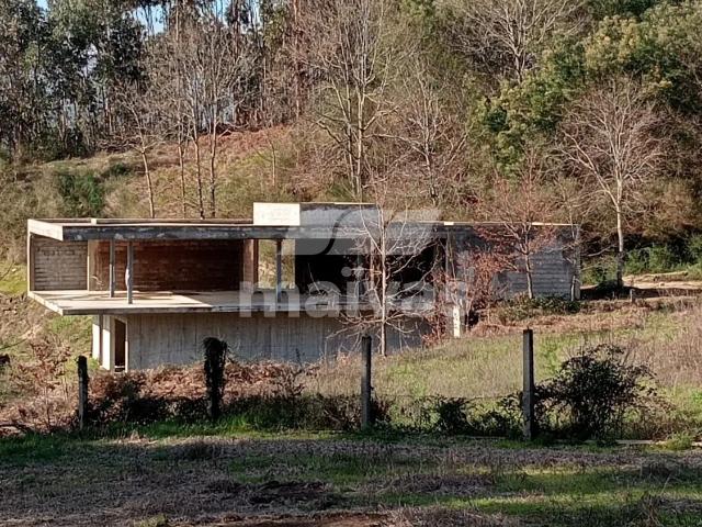 Moradia T3 de Arquitetura Contemporânea em Fase de Construção