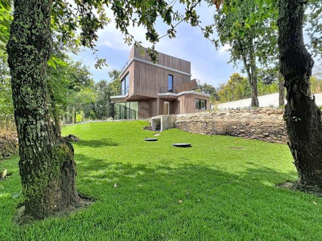 Moradia T3 de Arquitetura Contemporânea | Piscina, Jardim e Natureza junto ao Rio Coura
