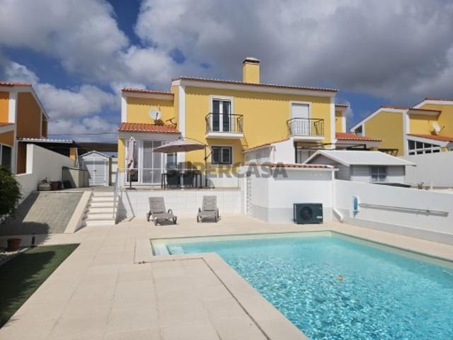 Moradia T3 de arquitetura tradicional portuguesa com piscina aquecida perto de Alfeizerão