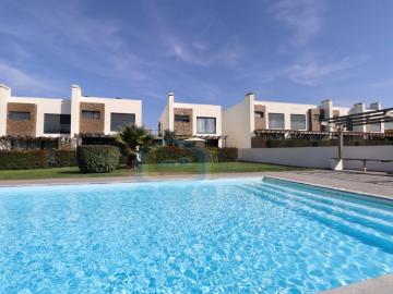 Moradia T3 de arquitectura moderna junto à praia de Santa Cruz