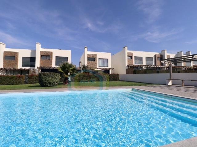 Moradia T3 de arquitectura moderna junto à praia de Santa Cr. 144m² A dos Cunhados e Maceira