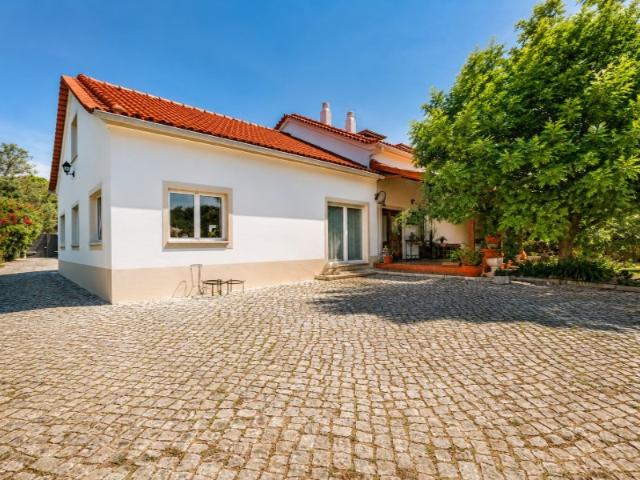 Moradia T3 de charme com terreno de 2407 m2 Aljubarrota, Alcobaça