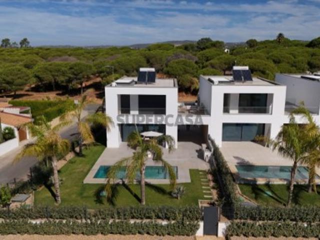 Moradia T3 de Design Moderno e Funcional em Empreendimento de Luxo na Cascalheira, Algarve