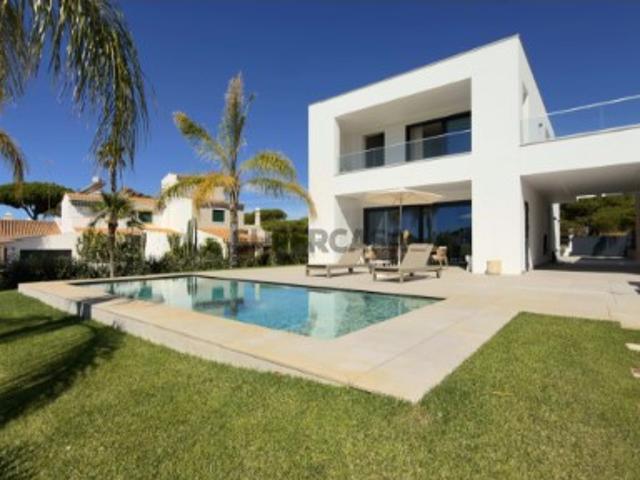 Moradia T3 de Design Moderno e Funcional em Empreendimento de Luxo, Quarteira, Algarve