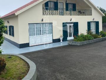 Moradia T3 de Dois Pisos com Jardim Paisagístico Urzelina, Ilha de São Jorge