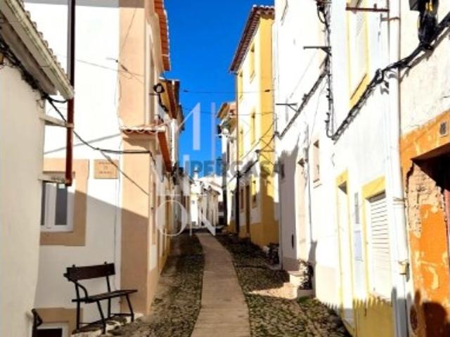 Moradia de Gaveto com Herança Medieval no Centro Histórico de Castelo de Vide 2 pisos T3