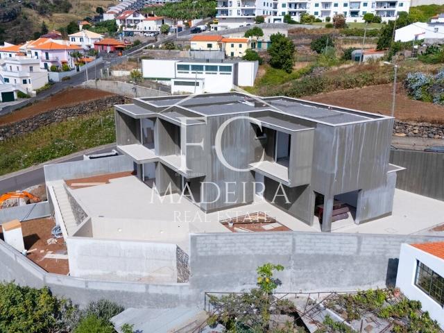 Moradia T3 de Luxo com Piscina e Vista Mar no Caniço