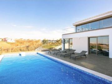 Moradia T3 de Luxo com Piscina Privativa