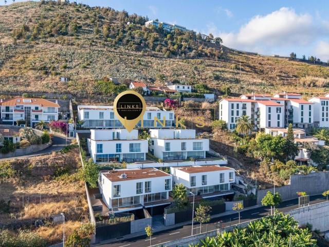 Moradia T3 de Luxo com Piscina Privada, Jardim e Vista Mar. 302m² São Martinho