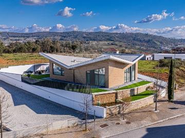 Moradia T3 de luxo à venda em Penalva do Castelo