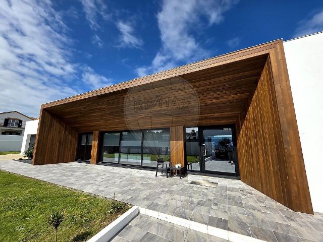 Moradia T3 de luxo à venda em Rabo de Peixe, Ribeira Grande RE/MAX Portugal
