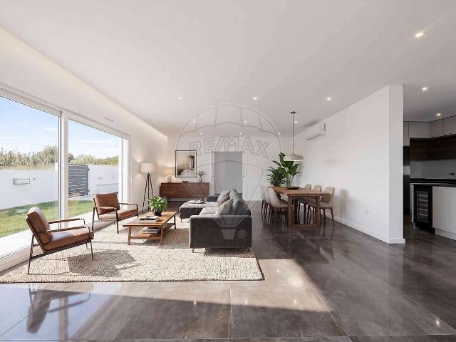 Moradia T3 de luxo à venda em Silveira, Torres Vedras RE/MAX Portugal