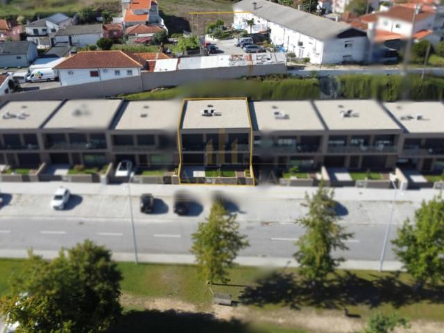 Moradia T3 de Luxo em Vilela Paredes