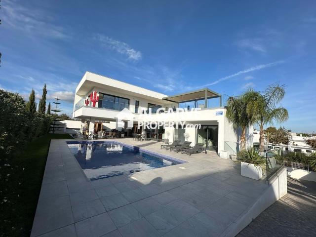 Moradia T3 de Luxo em zona calma e residencial perto da prai. 285m² Alcantarilha e Pêra