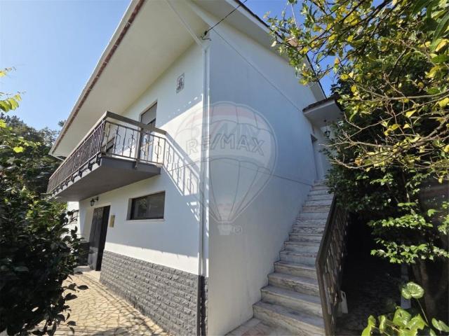 Moradia T3 de rés de chão e andar com logradouro localizada. 0m² Serdedelo