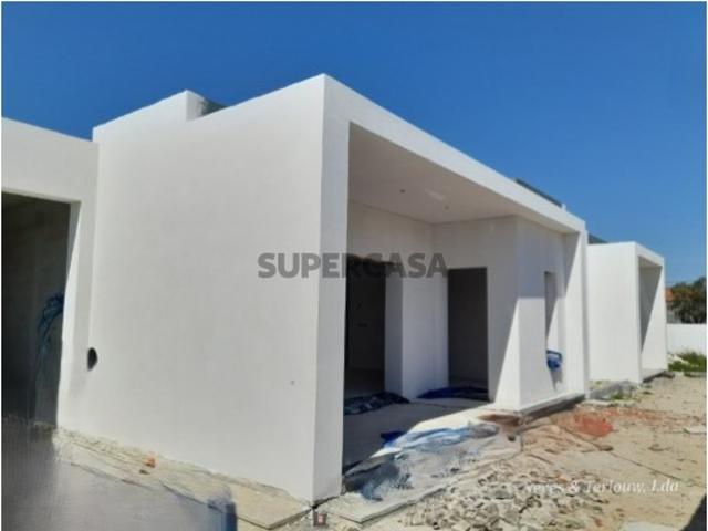 Moradia T3 de rés do chão, geminada por garagem, com jardim e logradouro. Monte Redondo