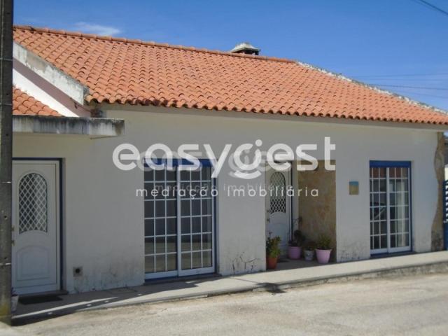 Moradia T3 de 2 Pisos com Terreno perto do Centro da Vila de Pataias