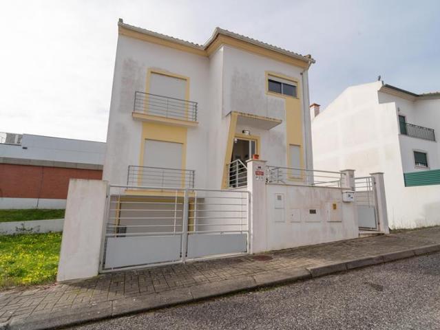 Moradia T3 de 3 Pisos na Nazaré – Conforto, Tranquilidade e. 130m² Nazaré