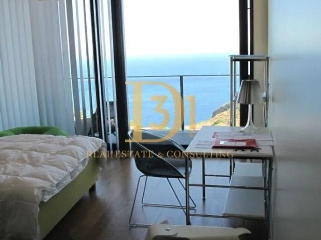 Moradia T3 Exclusiva com Vista Mar, Piscina Infinita e Terreno de 1210m² Garajau