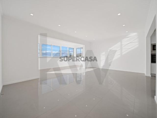 Moradia T3 Exclusiva em Santa Cruz: Onde o Luxo encontra o Atlântico